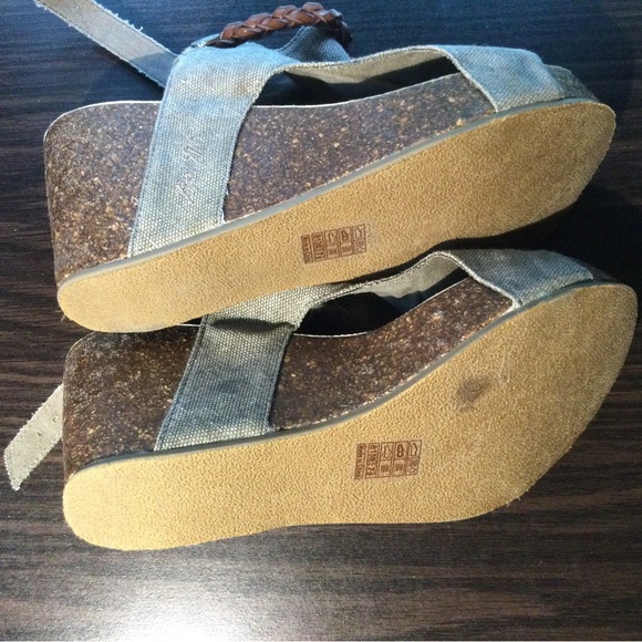 Taupe/brown wedges! Size 7.5 lightweight and extremely comfortable. Blowfish - Picture 2 of 4